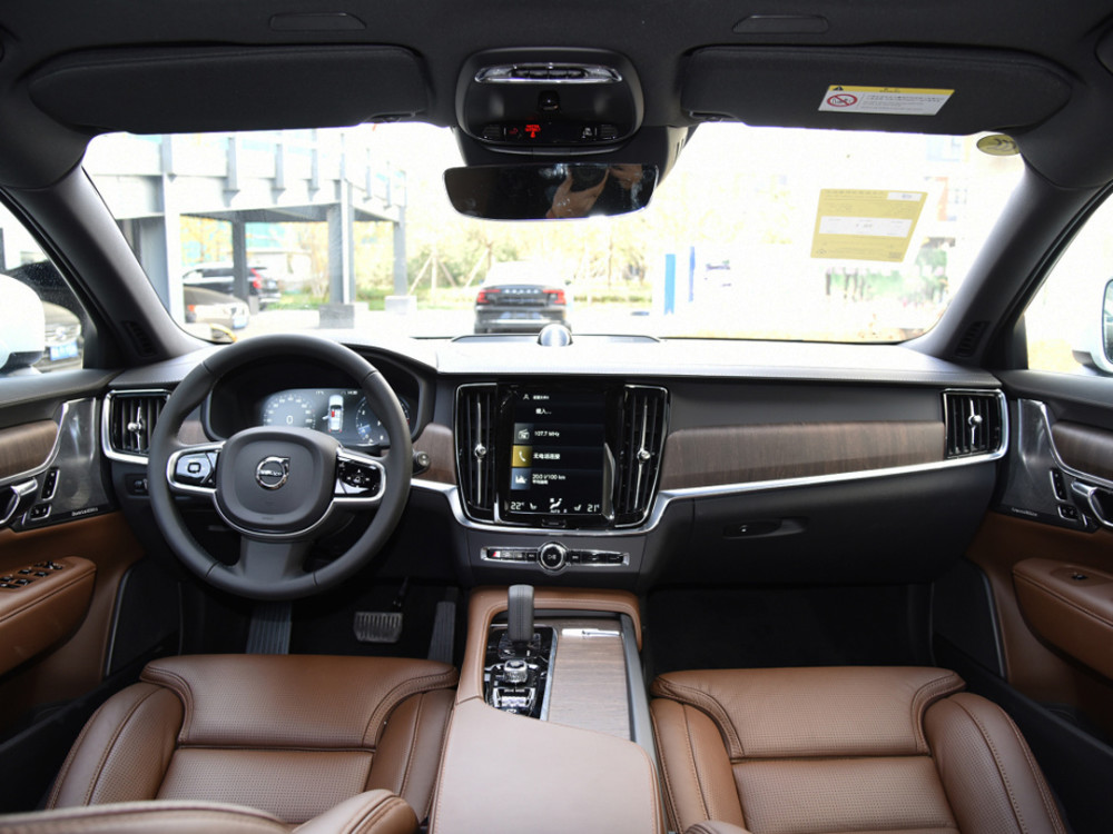 内饰上依旧是带有一点"性冷淡风",颇为简洁的内饰布局,极具科技感的竖