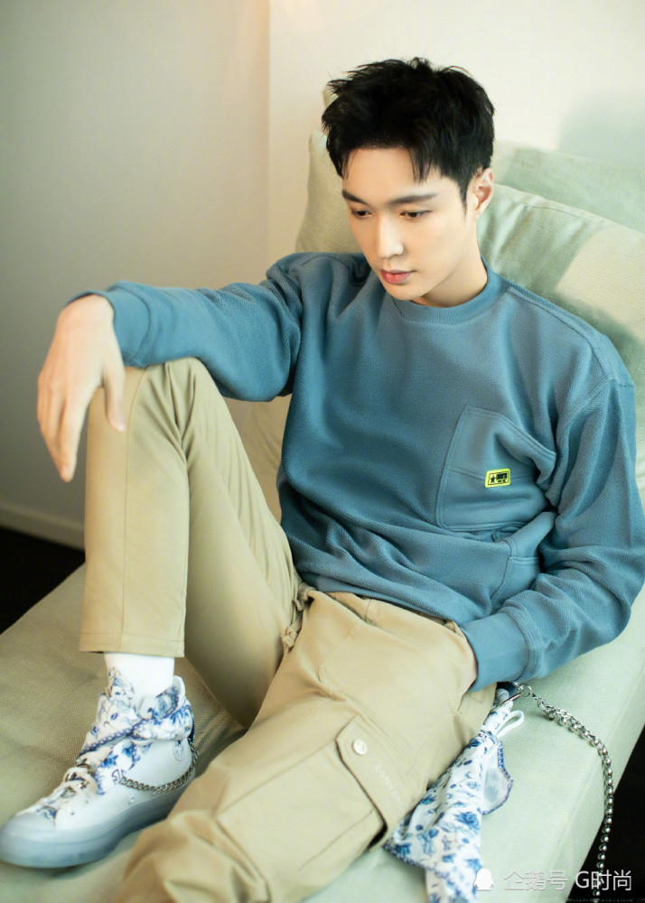 张艺兴身穿蓝色上衣配卡其色休闲裤潮酷少年魅力无限