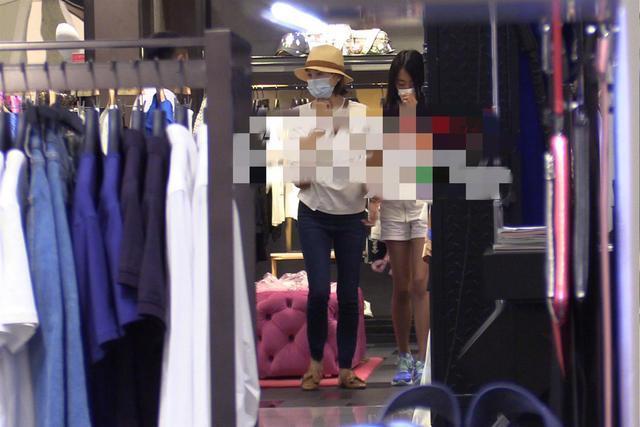 关悦|关悦罕见带大女儿逛街，12岁佟含月身高超过妈妈亭亭玉立长腿抢镜