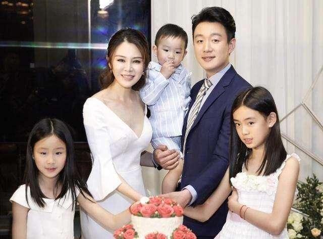 关悦|关悦罕见带大女儿逛街，12岁佟含月身高超过妈妈亭亭玉立长腿抢镜