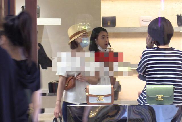 关悦|关悦罕见带大女儿逛街，12岁佟含月身高超过妈妈亭亭玉立长腿抢镜
