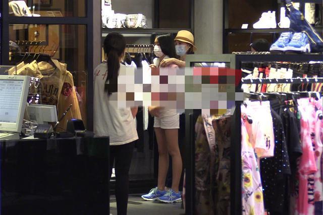 关悦|关悦罕见带大女儿逛街，12岁佟含月身高超过妈妈亭亭玉立长腿抢镜