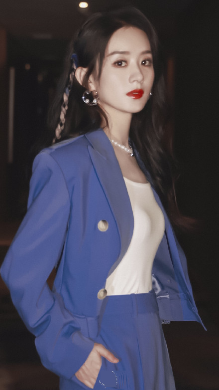 赵丽颖蓝色西装短裙又帅又飒看清她的腿后网友这身材是真实存在的吗