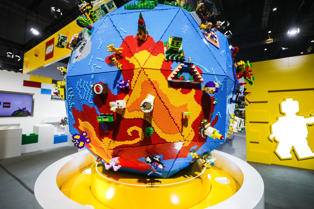 62750块积木颗粒,耗时242个小时搭建而成,巨型乐高"乐造星球"亮相第三
