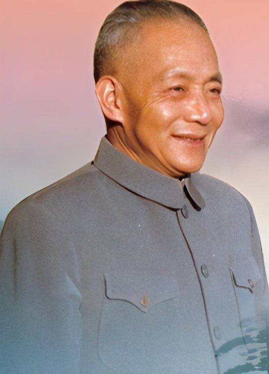 在南方游击战争中,我们今天的主人公陈丕显也留了下来,那个时候的