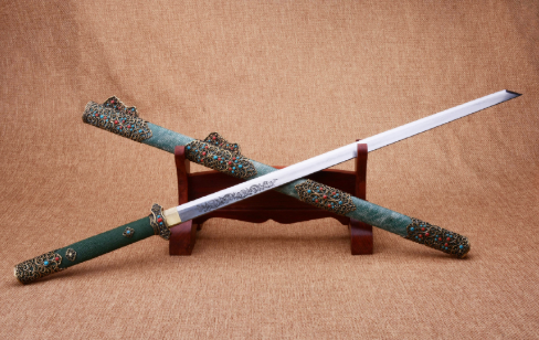 根据冲虚道长回忆,"真武剑"是武当派的镇山之宝,八十年前,日月神教的