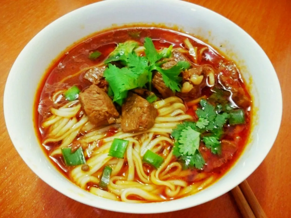 凉风阵阵的深秋早晨,吃一碗美味的汤面,既饱肚子又暖身子_腾讯新闻