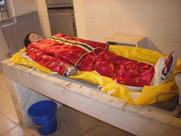 火化前想看妻子最后一眼,没想到打开棺材后众人怒了