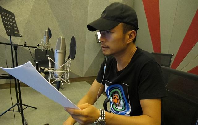 一个本事,他小时候就能模仿上海电影译制片厂配音演员邱岳峰的声音