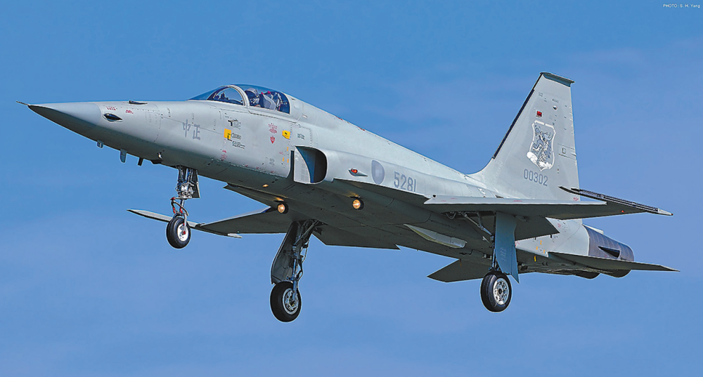 台军那些害死人的古董武器战机超40岁手枪超70岁坦克还在烧汽油