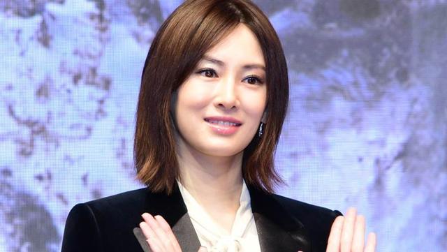 等夯劇而聞名的北川景子,2016年與樂團breakerz主唱daigo結婚後依然