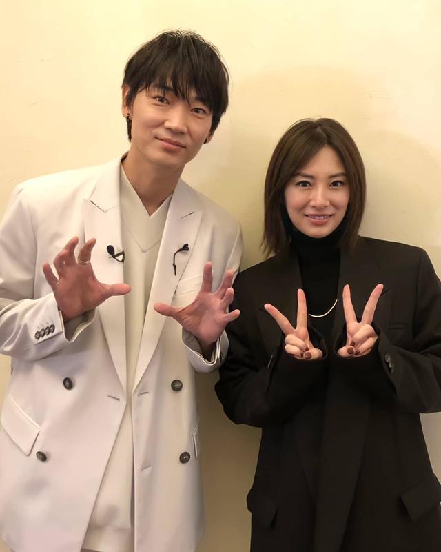 日剧女神北川景子产后两个月首露面黑色西装造型显帅气