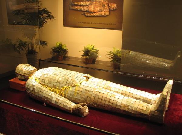 古墓|北京一汉代古墓被发掘，墓中龙头枕估值超24亿，比金缕玉衣还珍贵