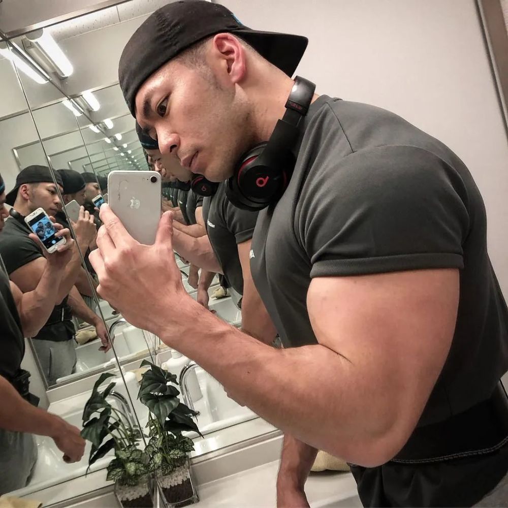 抖音超火的拧苹果挑战只有手臂粗的男人才敢玩