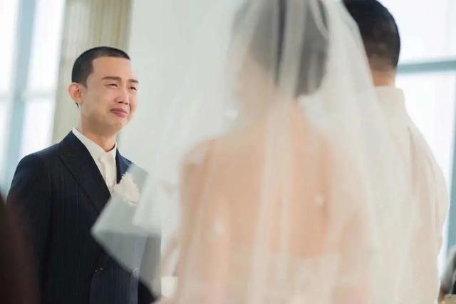 王斯然|GAI儿子满月照曝光，穿黄白纹婴儿服表情软萌，夫妻二人甜蜜对视