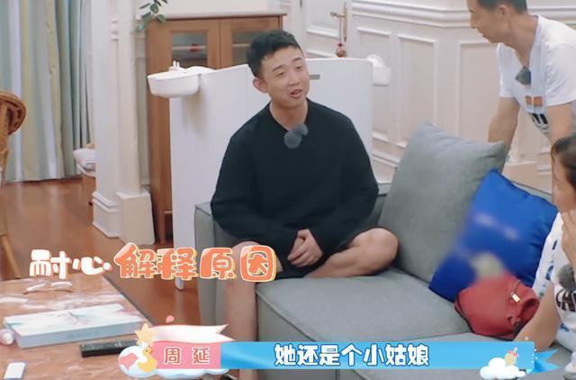 王斯然|GAI儿子满月照曝光，穿黄白纹婴儿服表情软萌，夫妻二人甜蜜对视