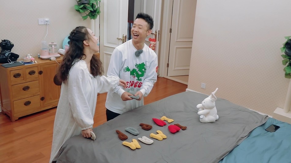 王斯然|GAI儿子满月照曝光，穿黄白纹婴儿服表情软萌，夫妻二人甜蜜对视