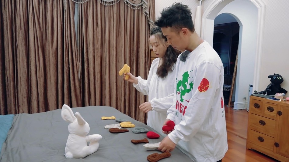 王斯然|GAI儿子满月照曝光，穿黄白纹婴儿服表情软萌，夫妻二人甜蜜对视
