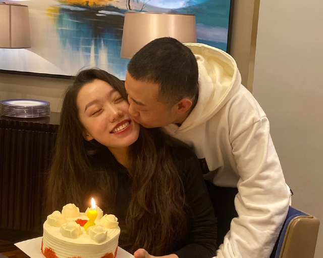 王斯然|GAI儿子满月照曝光，穿黄白纹婴儿服表情软萌，夫妻二人甜蜜对视