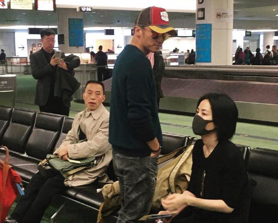 谢霆锋|谢霆锋在西湖边听大妈唱伤心情歌，王菲现身机场，两人再被传情变