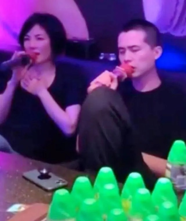 谢霆锋|谢霆锋在西湖边听大妈唱伤心情歌，王菲现身机场，两人再被传情变