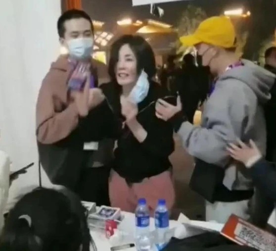 谢霆锋|谢霆锋在西湖边听大妈唱伤心情歌，王菲现身机场，两人再被传情变