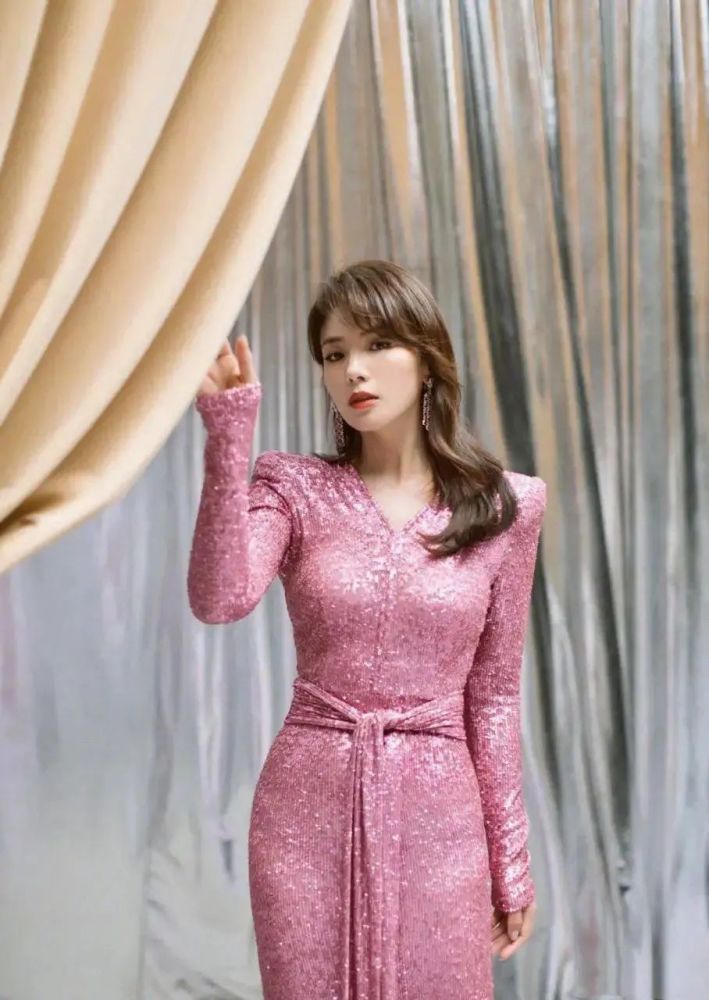 刘涛都43岁了穿粉色紧身裙凹凸感诱人说她23岁都不为过