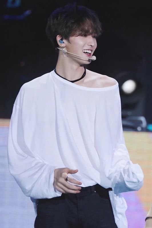 男明星"露肩装"造型,王一博张艺兴可爱,看到肖战惊艳了_腾讯新闻