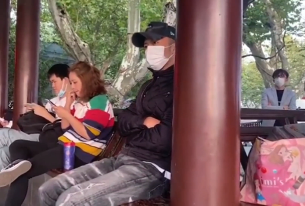 谢霆锋|谢霆锋在西湖边听大妈唱伤心情歌，王菲现身机场，两人再被传情变