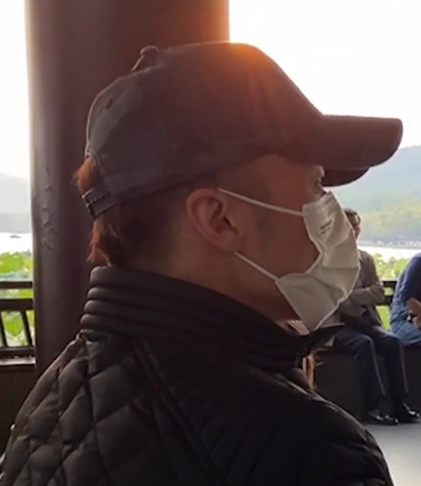 谢霆锋|谢霆锋在西湖边听大妈唱伤心情歌，王菲现身机场，两人再被传情变