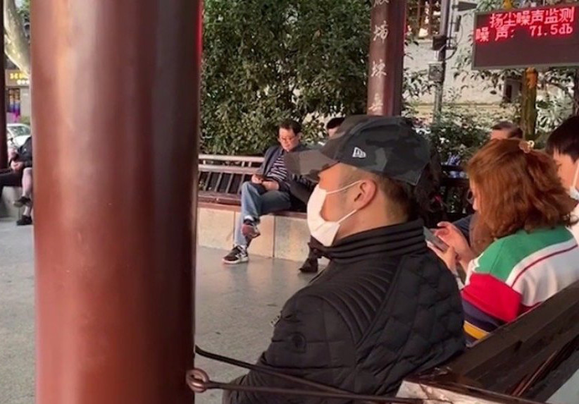 谢霆锋|谢霆锋在西湖边听大妈唱伤心情歌，王菲现身机场，两人再被传情变