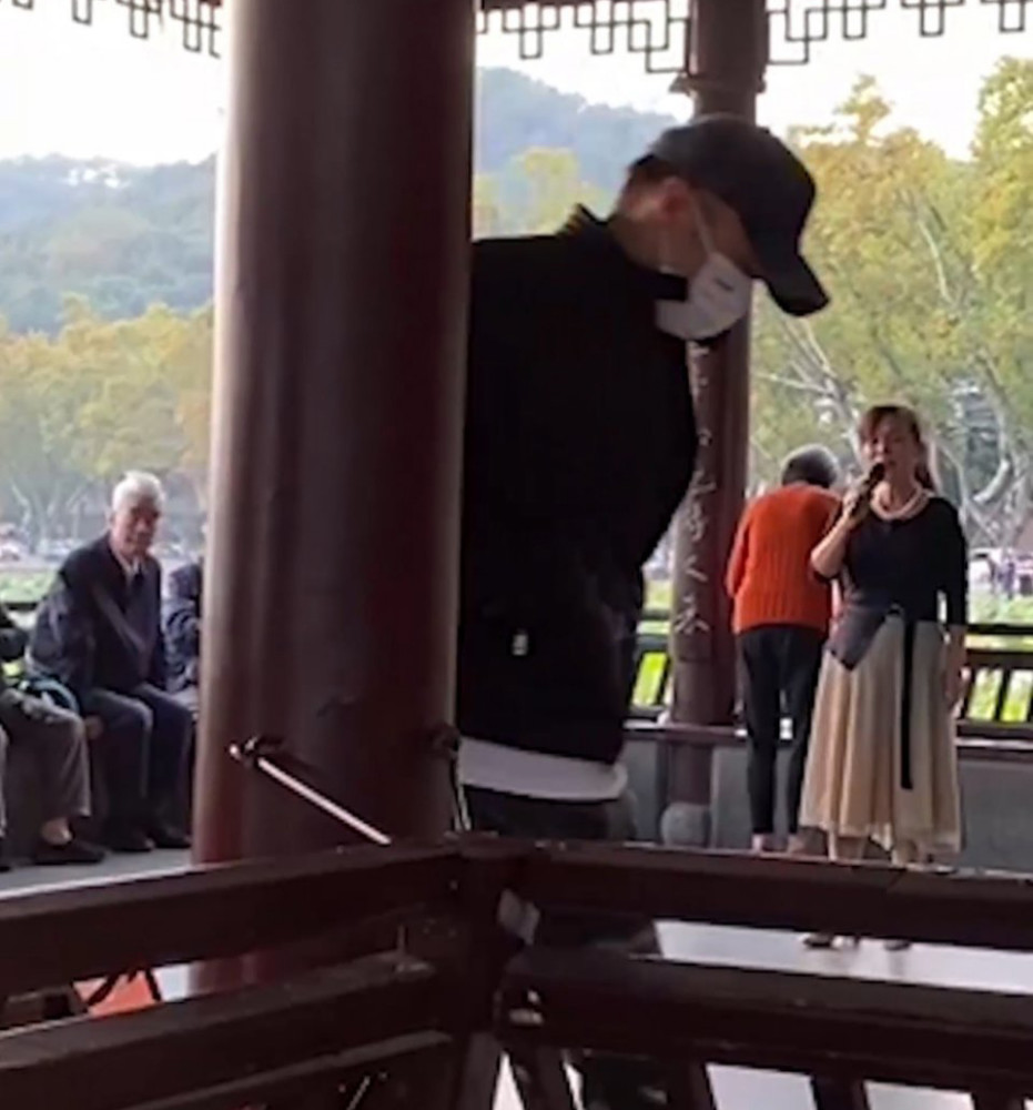 谢霆锋|谢霆锋在西湖边听大妈唱伤心情歌，王菲现身机场，两人再被传情变