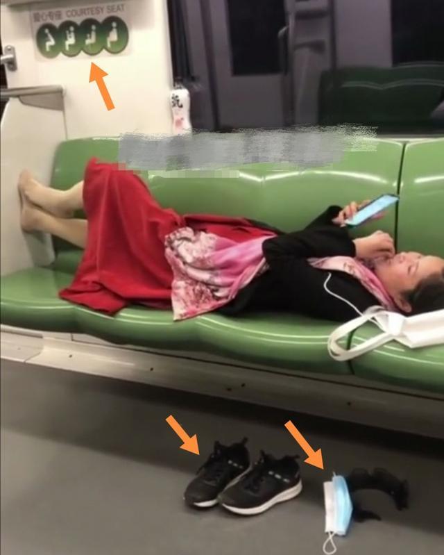 上海地铁一女子脱鞋躺4个座位,无视旁人目光,一边抠牙一边玩手机_腾讯