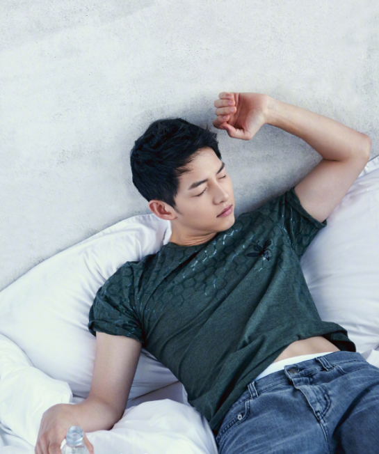 宋仲基参加单身活动穿健身衣秀搓衣板腹肌真替宋慧乔后悔