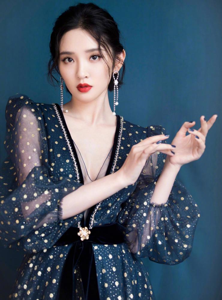 唐艺昕产后身材恢复也非常好.深v连衣裙大秀事业线太漂亮了插图