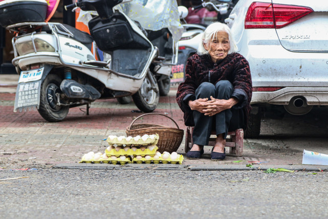 9旬老太街边摆摊卖鸡蛋,想攒钱救曾孙:不能"白发人送黑发人"