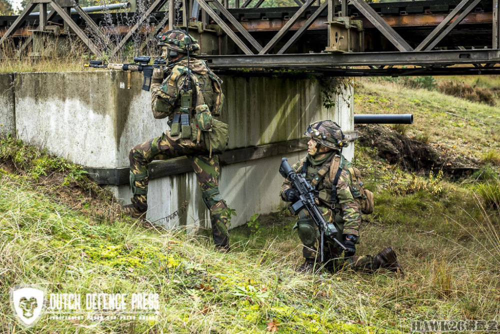 从单兵装备上看,尽管荷兰陆军迷彩并没有更换,还是类似英国的丛林迷彩