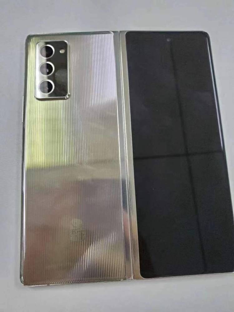 三星w215g折叠屏真机照曝光背部字体吸睛