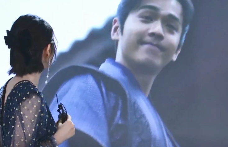 唐艺昕|唐艺昕产后首直播，老公张若昀惊喜出镜，甜蜜对视后一脸甜笑显羞涩