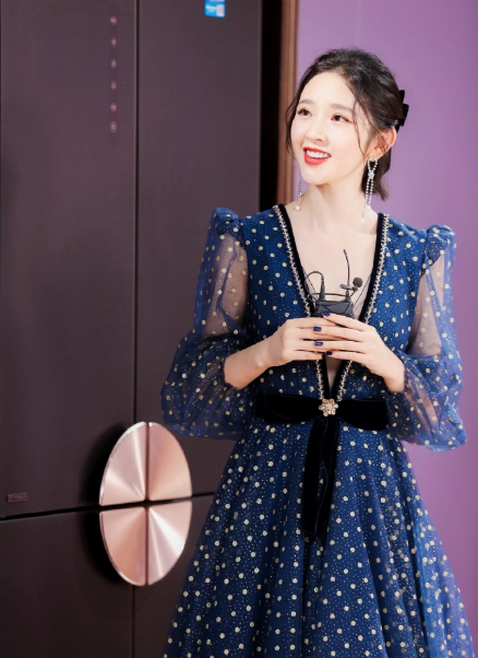 唐艺昕|唐艺昕产后首直播，老公张若昀惊喜出镜，甜蜜对视后一脸甜笑显羞涩