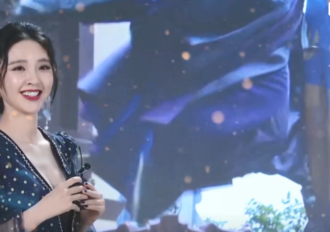 唐艺昕|唐艺昕产后首直播，老公张若昀惊喜出镜，甜蜜对视后一脸甜笑显羞涩