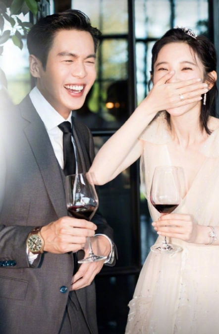 唐艺昕|唐艺昕产后首直播，老公张若昀惊喜出镜，甜蜜对视后一脸甜笑显羞涩