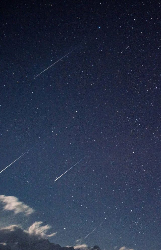 星辰迷上山川就有了满目星河我遇见你便有了漫山温柔