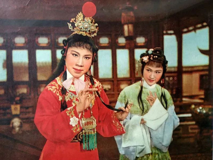 因為太受歡迎,1962年,徐玉蘭,王文娟等主演的越劇電影《紅樓夢》應運