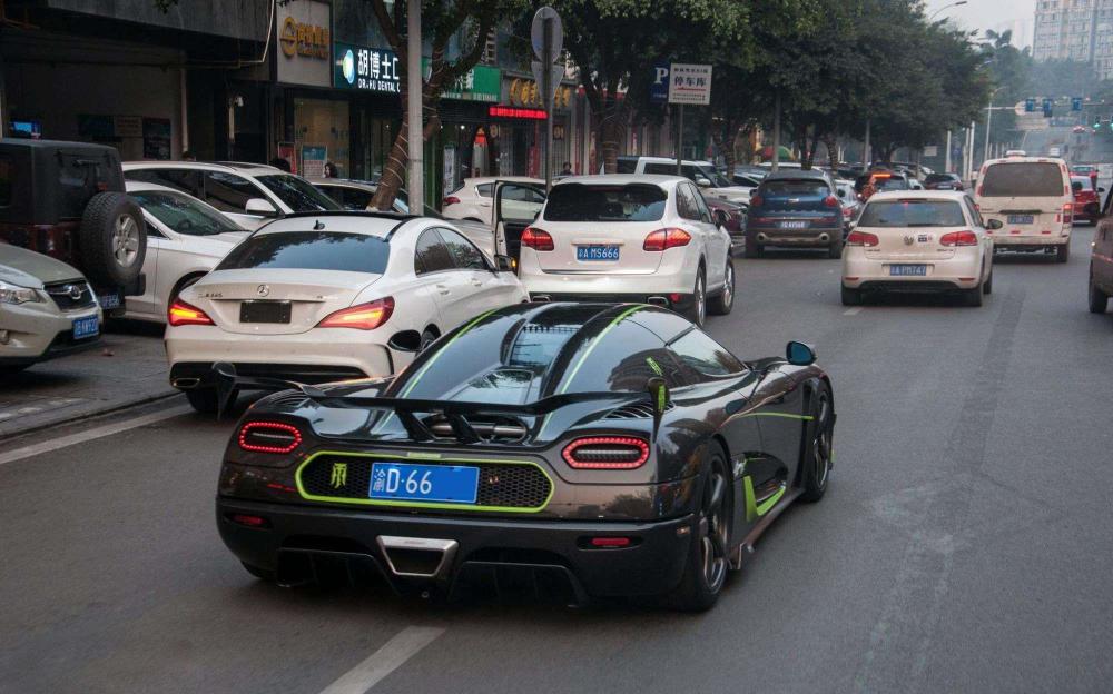 在上海,有一台白黑配色的柯尼塞格跑车在全国超跑圈中都非常有名,它的