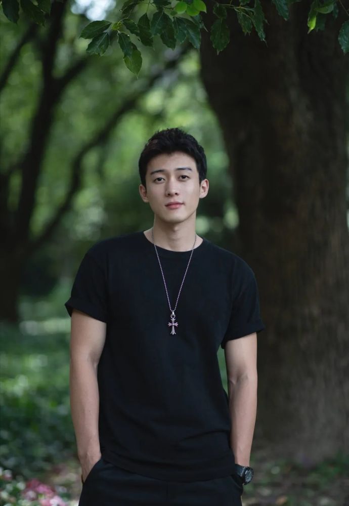 费翔的腹肌已经让人羡慕了他的身材堪称行走的荷尔蒙简直绝了