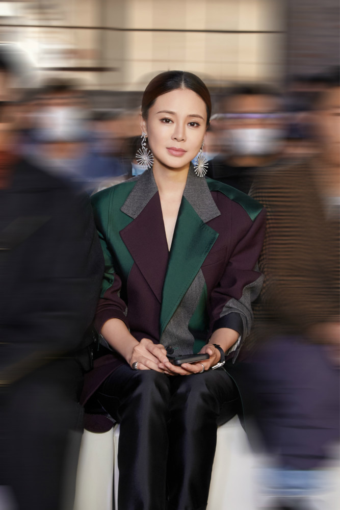 关悦穿廓形拼色西装看秀戴圆形耳环腔调十足