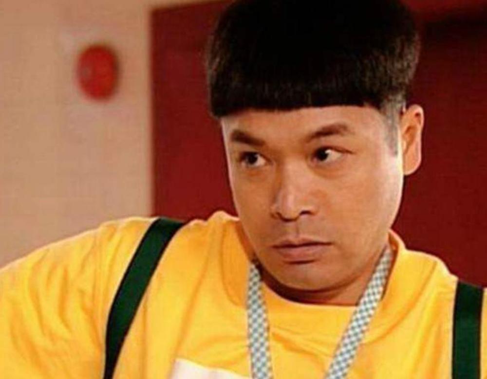 他曾被誉为"张国荣接班人",年轻时颜值惊人,如今却被喷"僵尸脸"