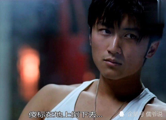 王菲数次和男性同框后,谢霆锋独自一人西湖边听路人唱歌略显落寞