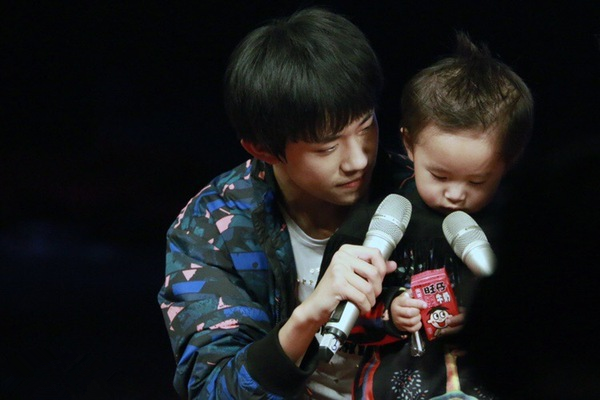 tfboys被小孩玩弄?王源委屈,易烊千玺苦笑,王俊凯很绝望